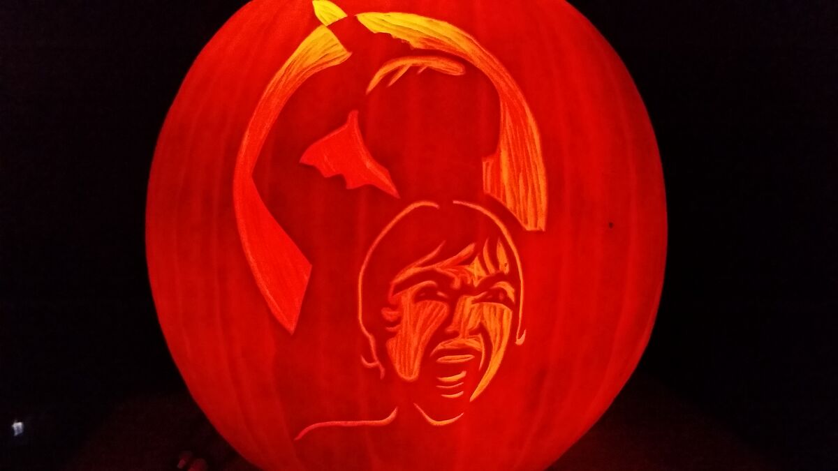 A pumpkin carved with imagery from Psycho (1960).
