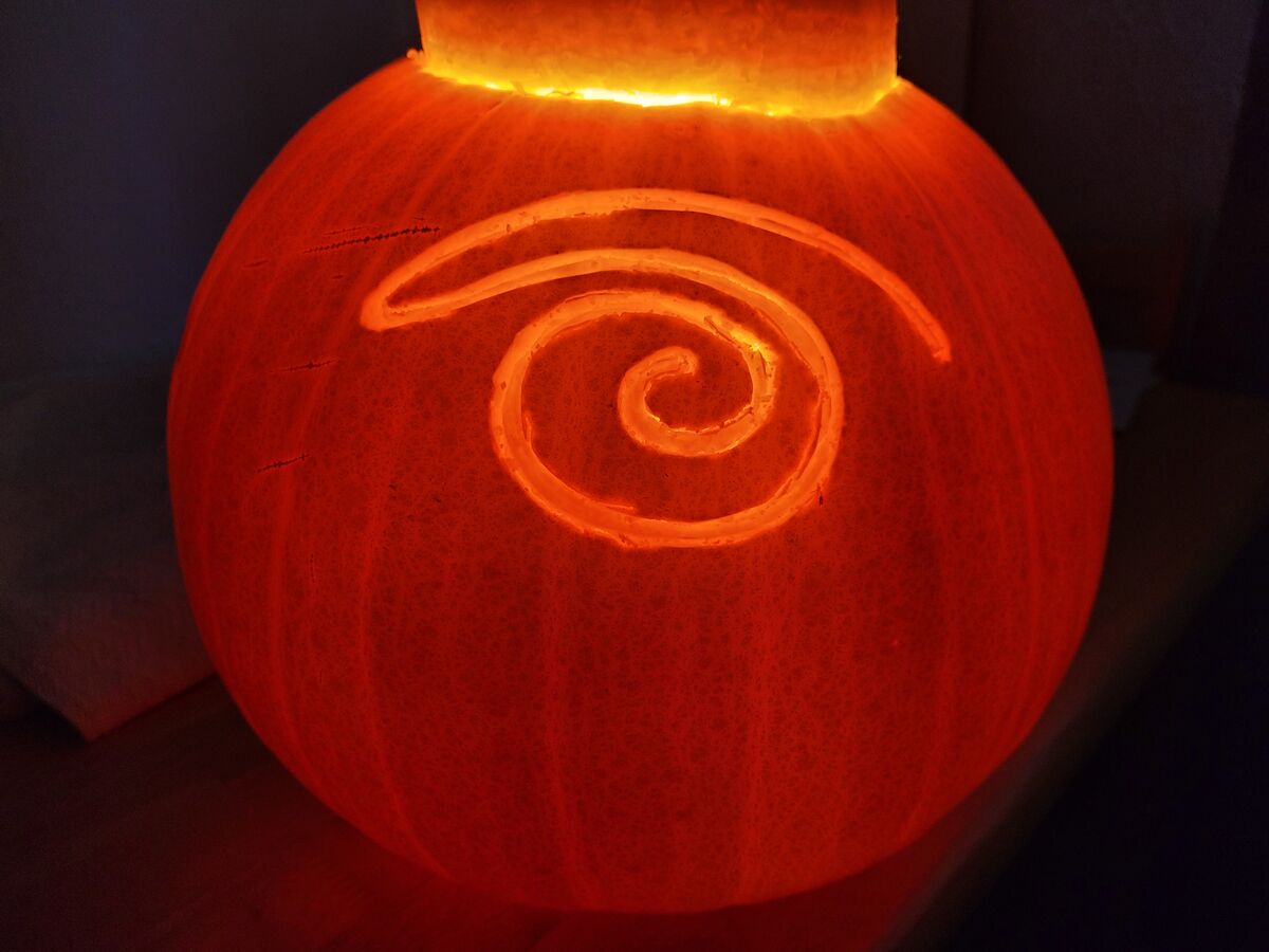 A pumpkin carved with the Schack Art Museum logo.