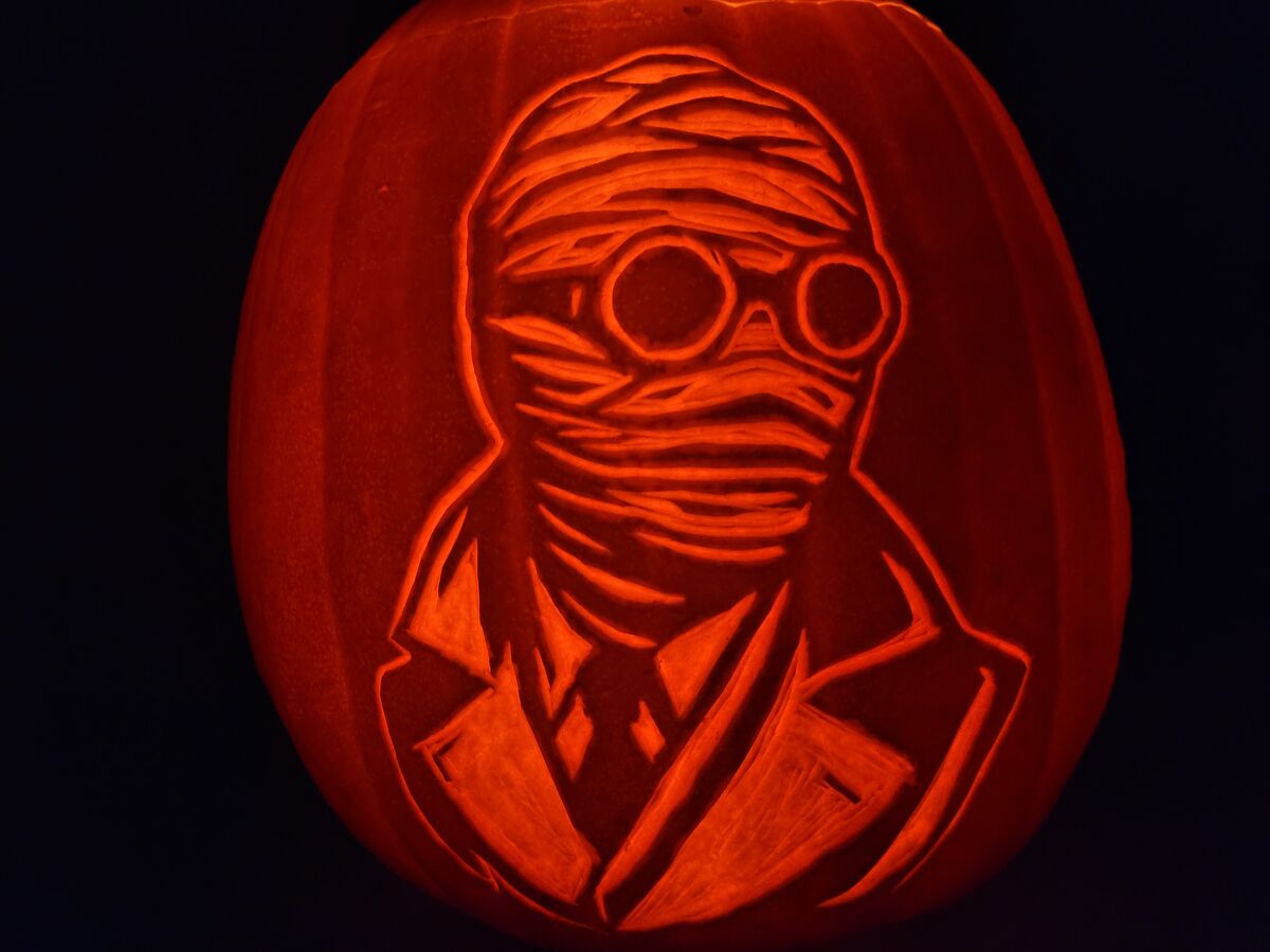 A pumpkin carved with the Invisible Man.